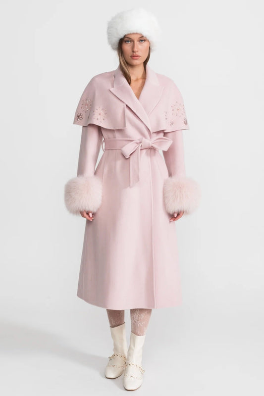 Elodie | Majstersztyk Krawiectwa: Wełniany Płaszcz z Narzutką typu Cape, Kryształowym Haftem i Naturalnym Futrem Lisa